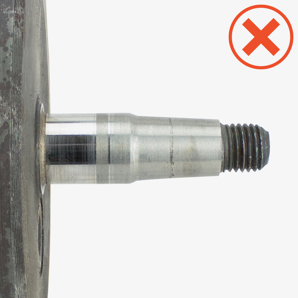 Poškodený čap pod&nbsp;ložiskom